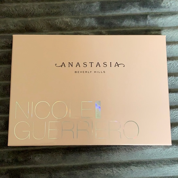 Anastasia Beverly Hills Glow Kit - Picture 1 of 4